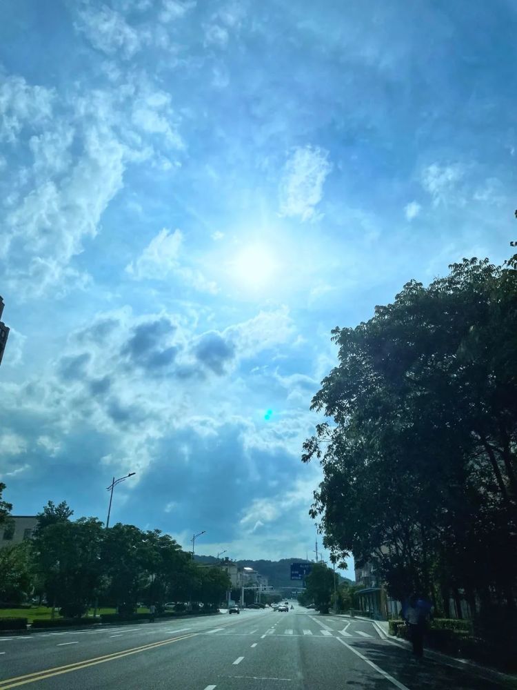 供圖i颱風過後 笑看風雲天朗氣清 白雲飄飄蔚藍天今天的天空好藍好