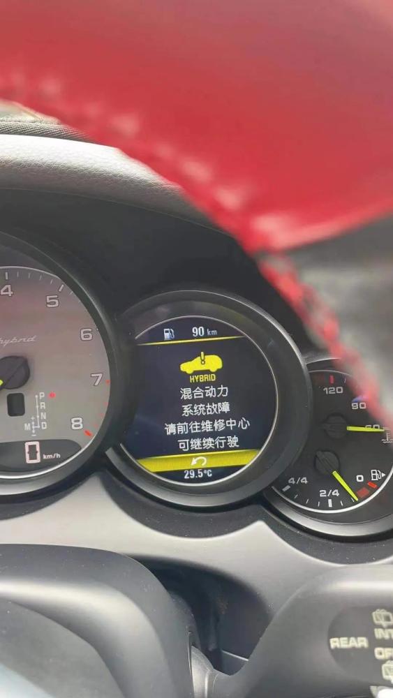 保时捷卡宴刚出质保就出问题？修个电池的钱都能买一辆雅阁了！