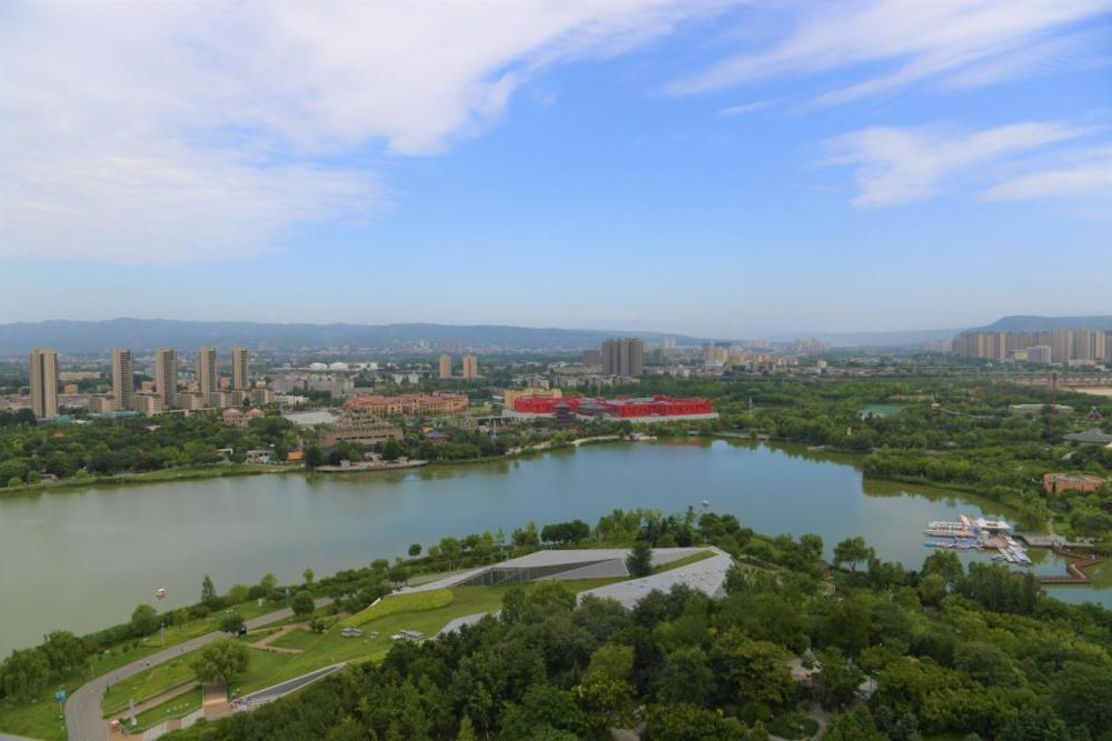 据了解,"三河"即渭河,浐灞河,沣河,"一山"为秦岭山脉,"三河一山"绿道