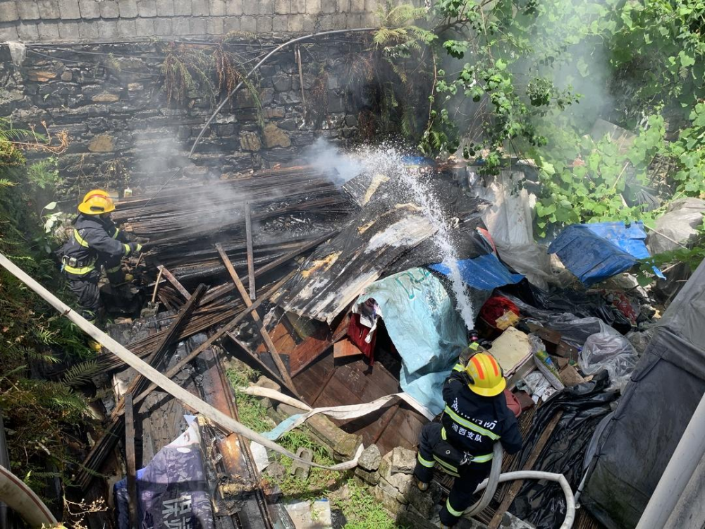 空地堆放的木材突然起火,湘西消防提醒这类物品要远离居民区_腾讯新闻