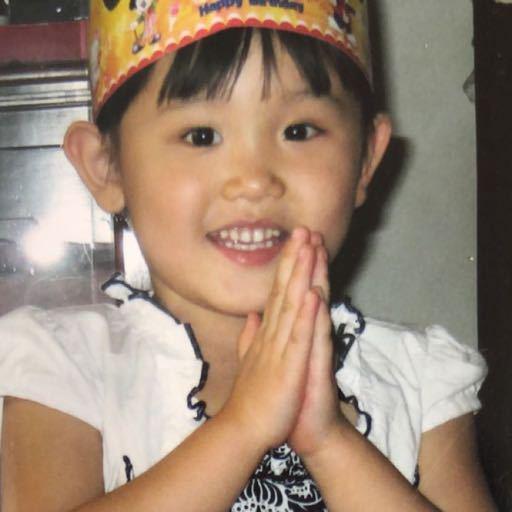 从张家齐小时候的照片就可以看到,妹妹的眼睛圆溜溜的,还有着小兔牙