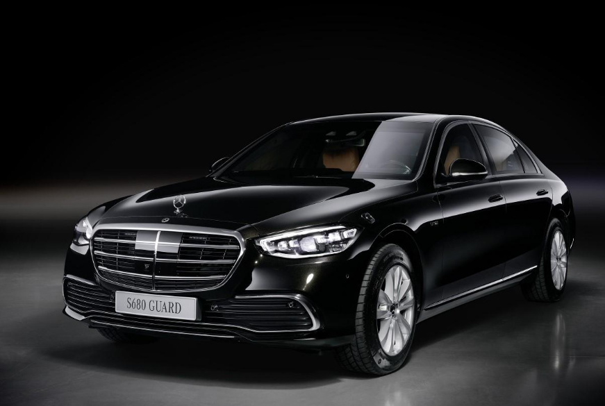 坐这辆奔驰S级的人 来头比坐迈巴赫的大多了