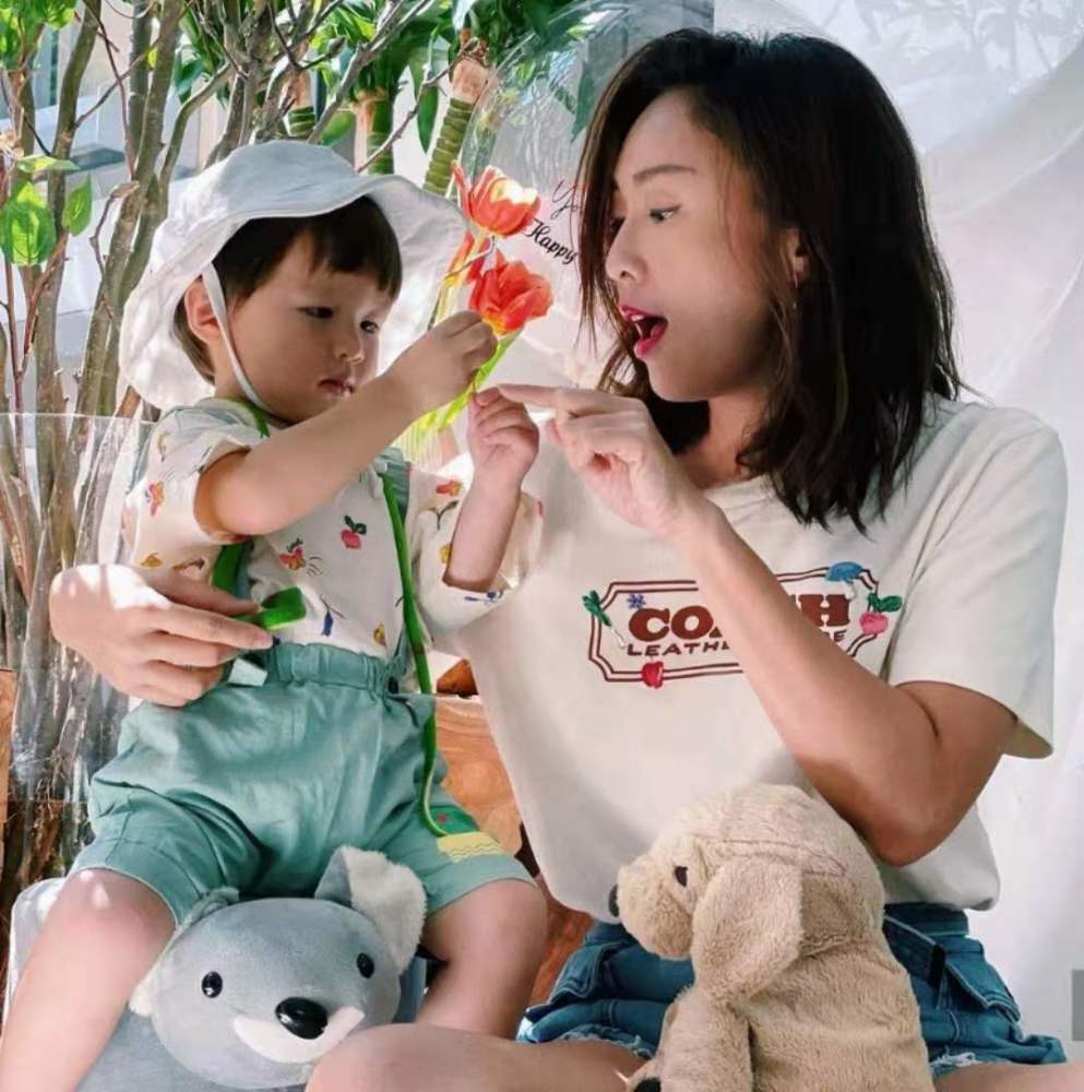 42岁女星二胎流产后首发声,数度哽咽强忍泪水,宣布喜讯仅2个月