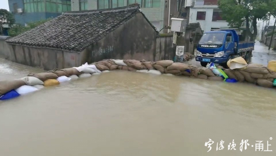 紧急关头余姚这位村支书带领300多人13小时装了1万多只沙袋