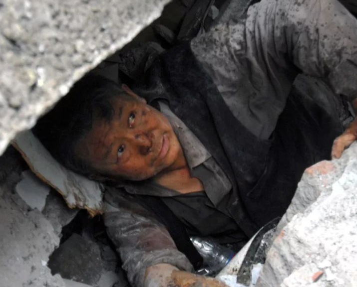 13年前,那个在汶川地震中举着吊瓶救人的小英雄,后来怎么样了?