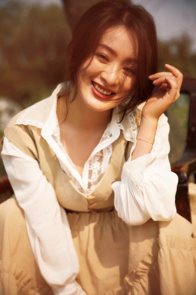 陈奕静田园文艺风写真释出 花开向阳温暖阳光