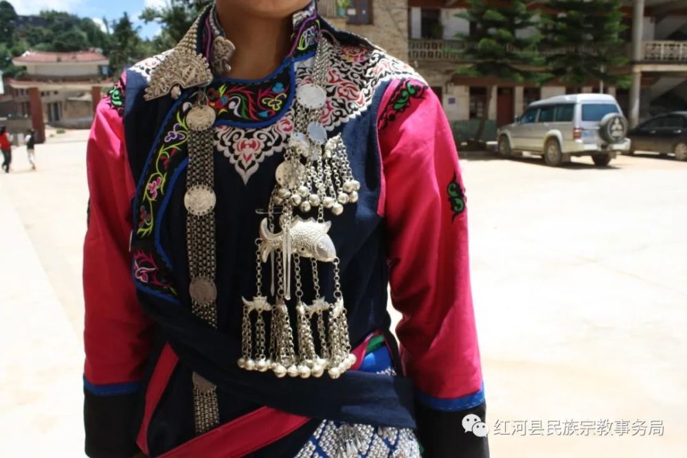 寻根红河县绚丽多彩的彝族服饰