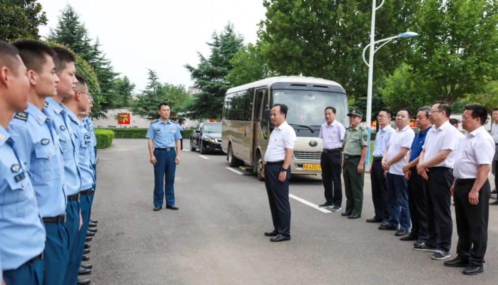 姚志剛,李峰,鄭延青等一行先後來到預備役高炮師一團,市消防大隊,鄭州