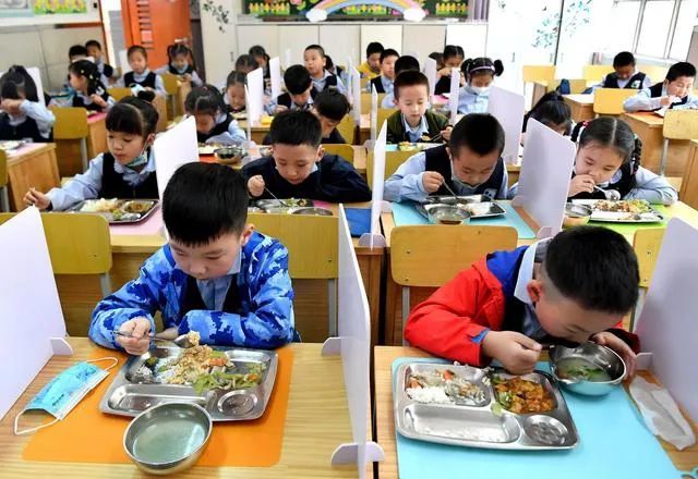 9月份開始實施茂名各中小學要提供早餐午餐午休還有