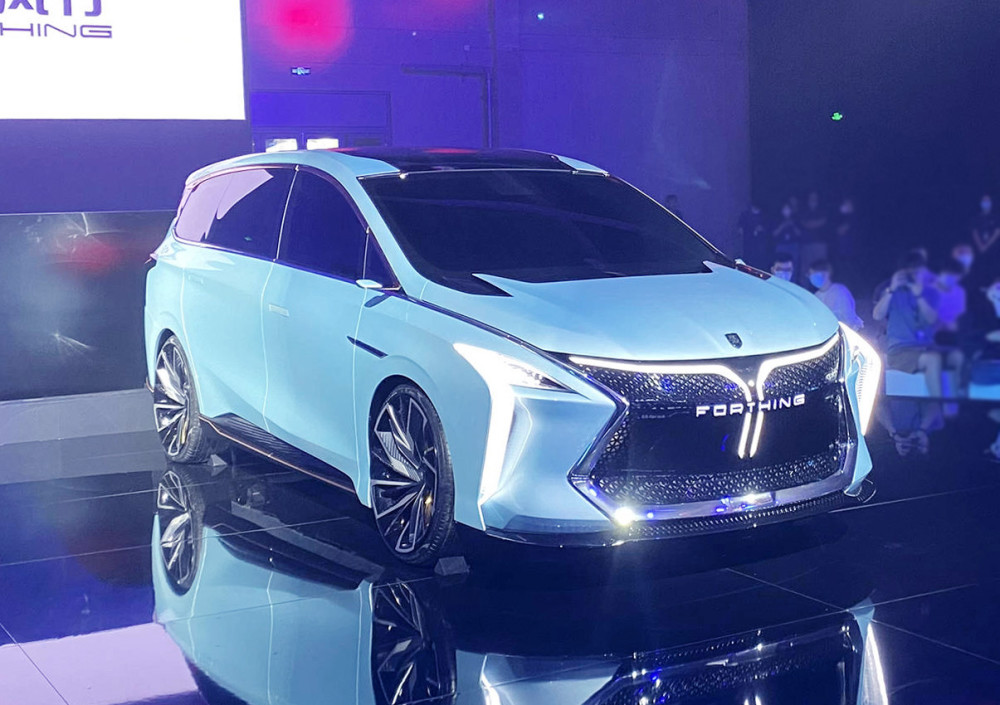 东风全新MPV概念车实拍，全新设计风格，新车标，外观很年轻运动