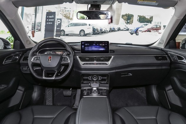 红旗h5的内饰要比外观更显年纪,标准t字形布局的中控台非常耐看,10