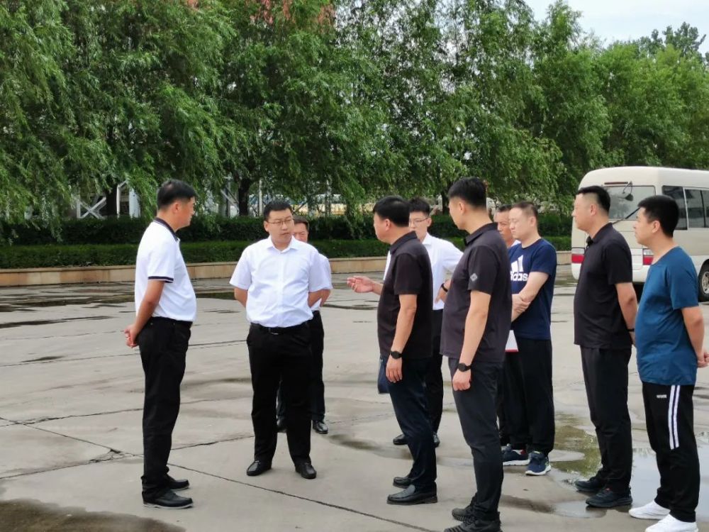 每到一处,苑振超与企业负责人深入交谈,详细了解企