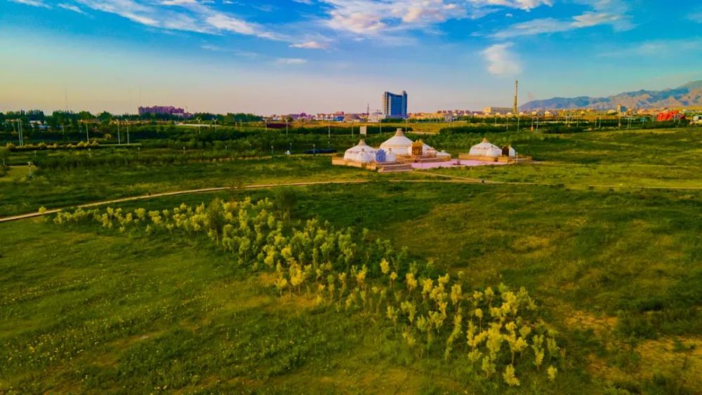 夕阳下的巴彦浩特太美了