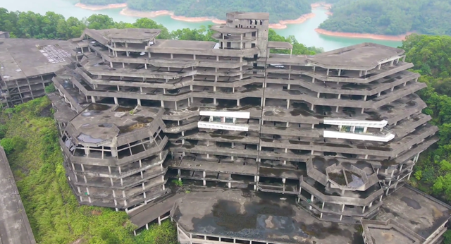从开始修建到现在,转眼间二十几年过去了,圣贤山庄能否再度"重生"始终
