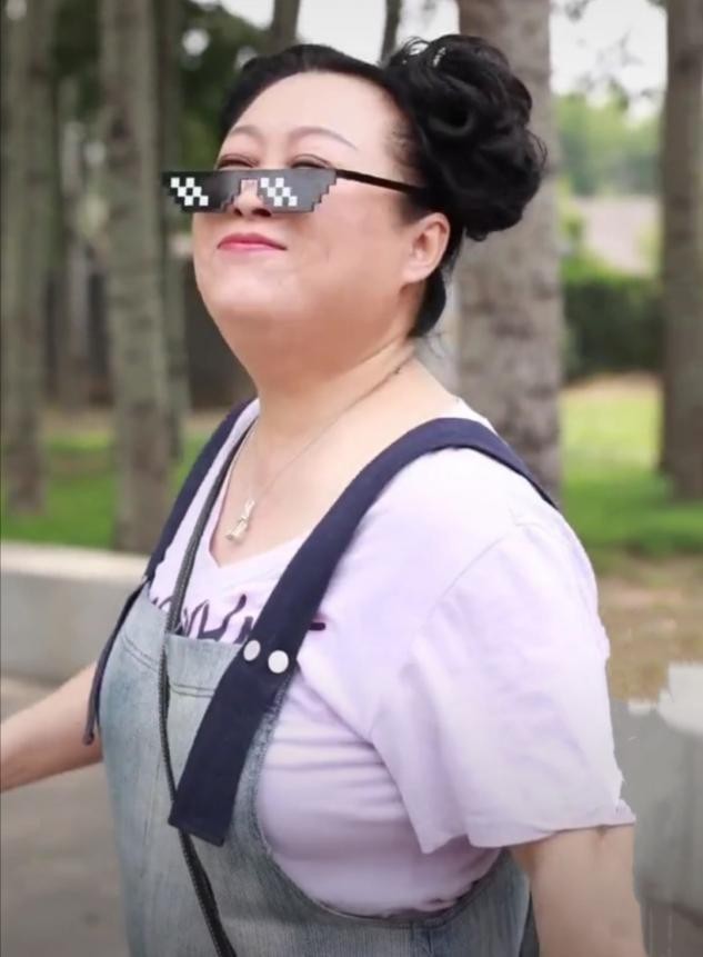 59岁胖婶张海燕晒近照打扮时髦显年轻两任老公都是小鲜肉