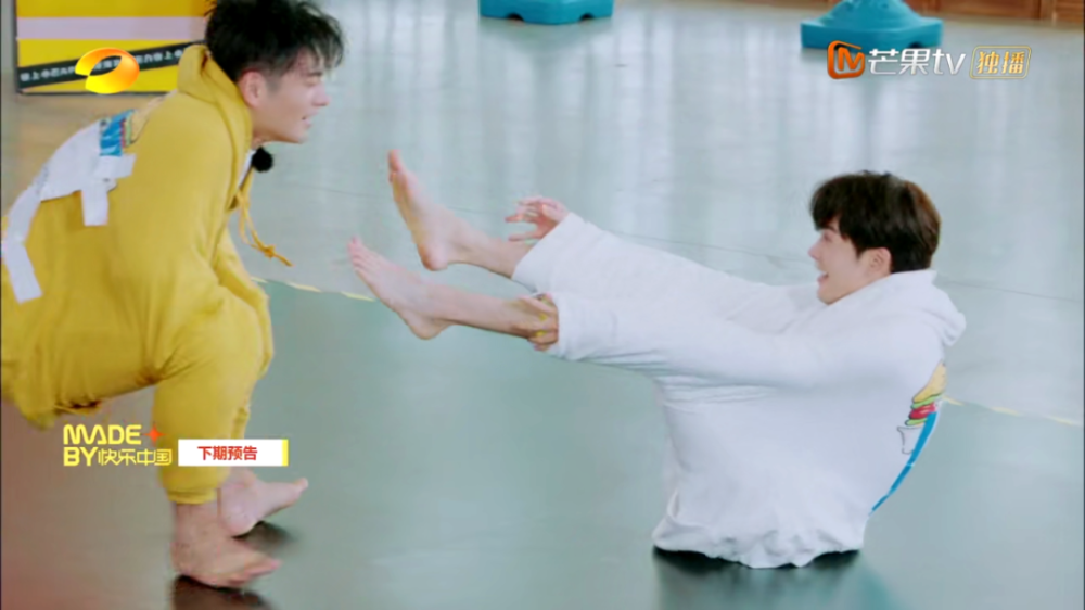 但情况不妙,他自己也摔了个屁墩用脚把对方踢翻只见白衣小将曾舜晞