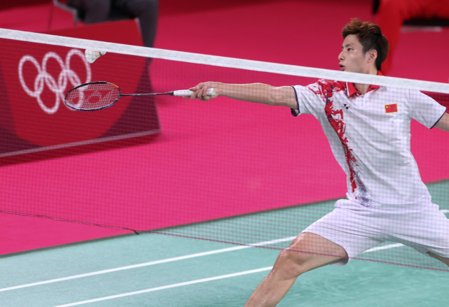 东京奥运会羽毛球男子单打中国选手石宇奇获胜