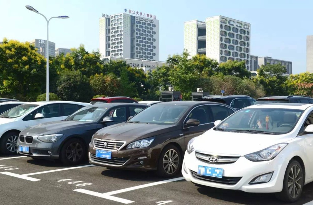 路虎霸占20万“私人停车位”，车位主人出奇招，令人哭笑不得