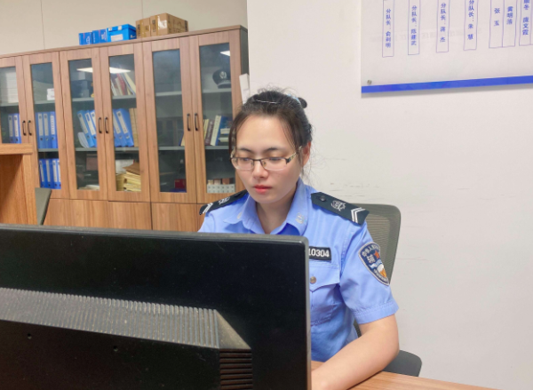 1米75的女辅警,这一幕太美了!"你真是好姑娘啊…"