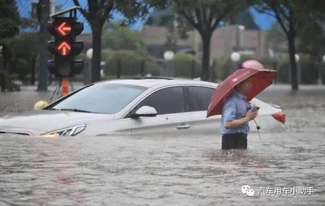 河南一场暴雨，为什么燃油车趴窝无数，电动汽车却能当船开？