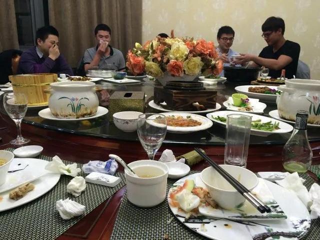 奇遇式的饭局!请客吃饭,对方带了8个亲戚过来