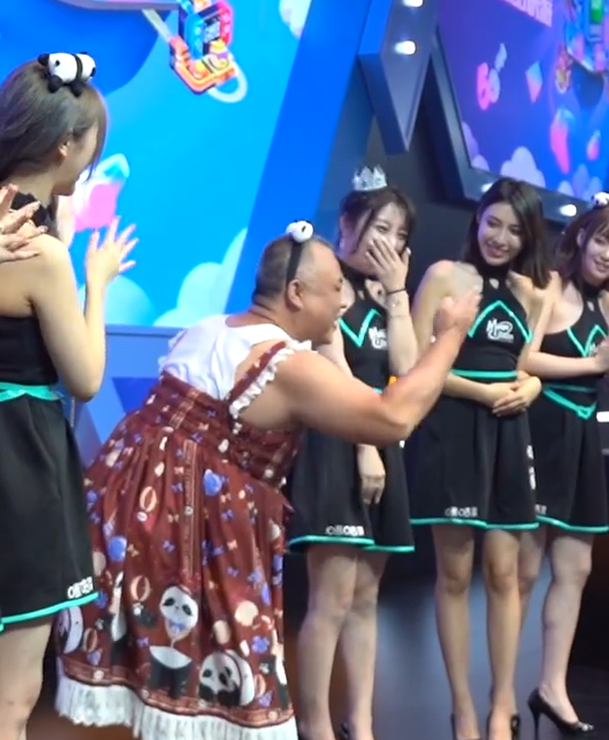 老大爷cos疾风剑豪出肉的亚索果然不一般这锐利的眼神为啥总盯着小姐