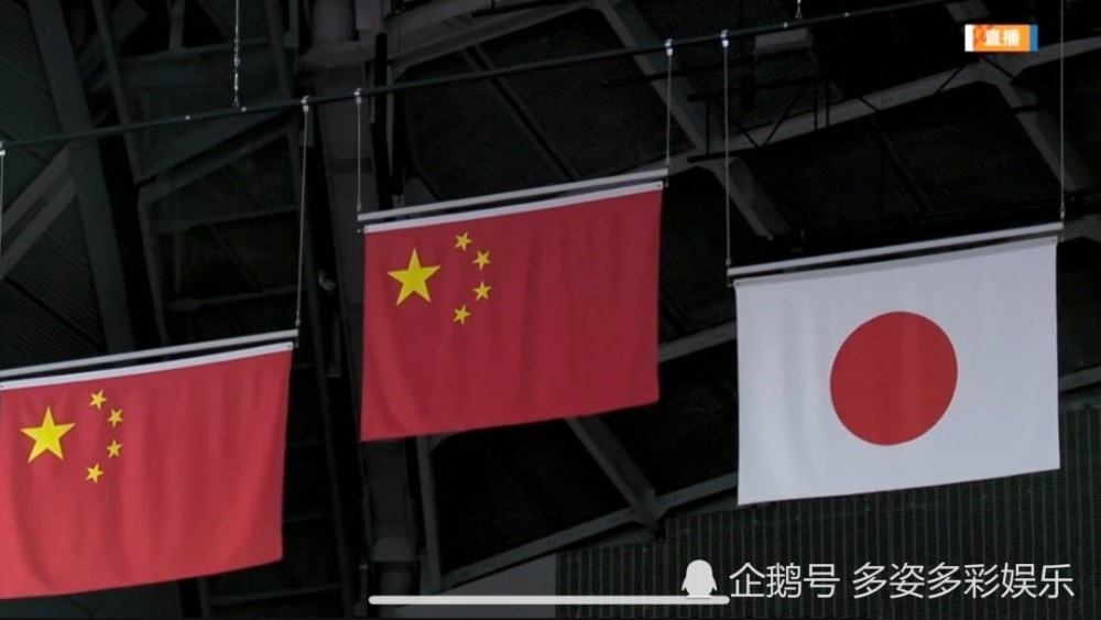 两面五星红旗在日本东京缓缓升起,感觉太爽了,小日本的白旗被放在了