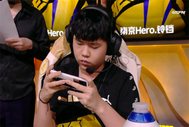 第四局刚开局gk就连续两次击杀掉铃铛的百里守约,并在2分钟推掉了hero