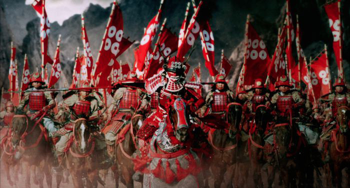 赤备队是一支骑兵部队,全身披红甲,使用三米竹枪和小型铁炮,在经过