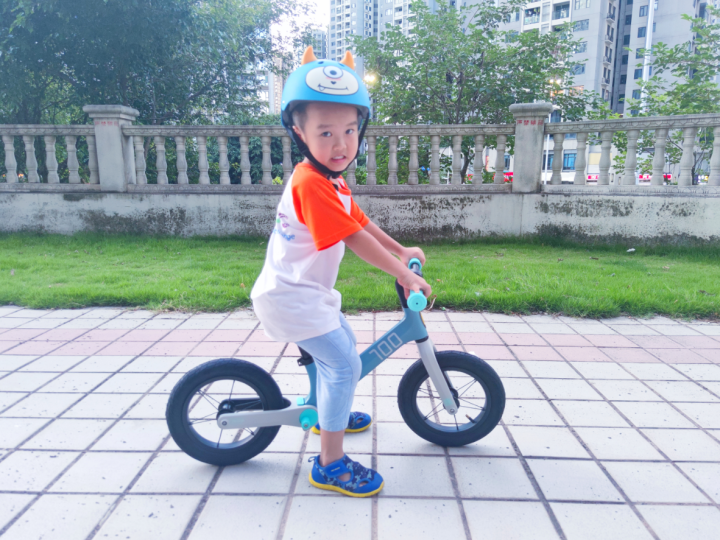 解放父母双手，2-7岁小朋友的运动伴侣，柒小佰儿童减震滑步车
