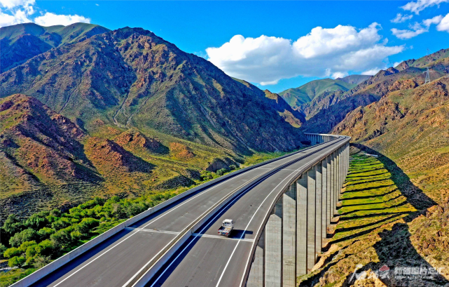 打开腾讯新闻,查看更多图片 >7月25日,一辆工程车辆从g575线葫芦沟特