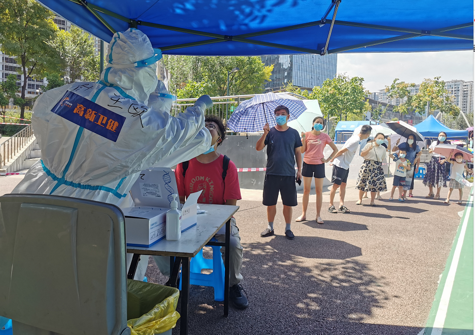 成都高新区坚决筑牢疫情防控严密防线全力保障市民生命健康安全