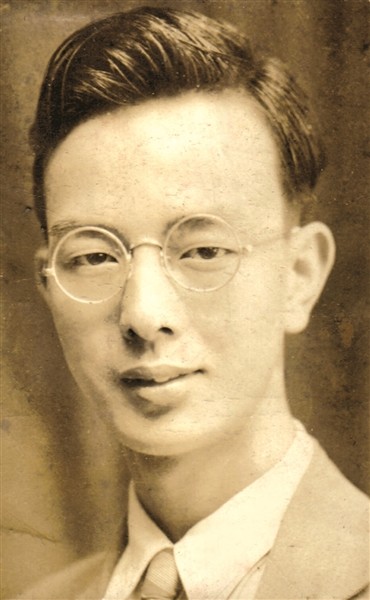 《红与黑》联大后人会后合影    ◎赵蘅被朱自清先生表扬过的年轻诗人