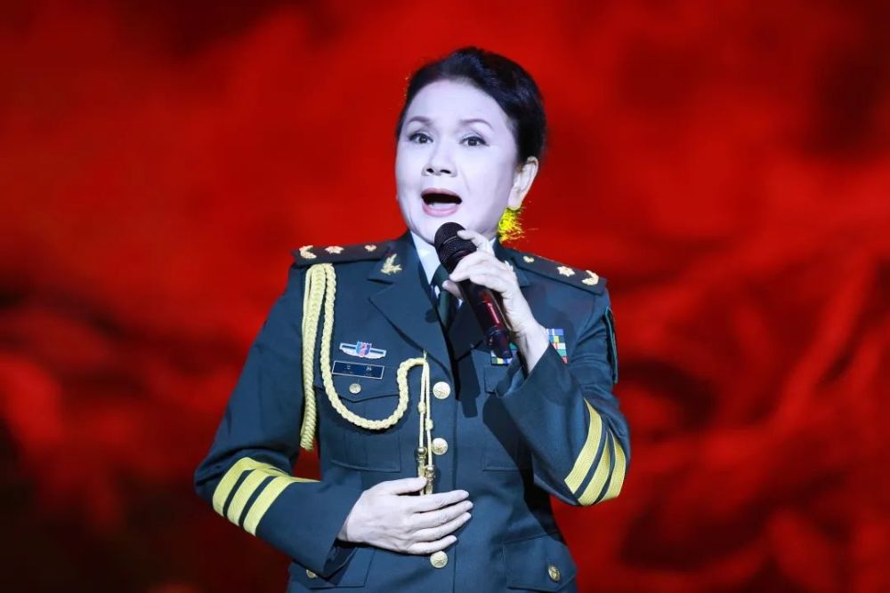 解放军总政歌剧团女高音歌唱家王静演唱经典歌曲《英雄赞歌》,这首是