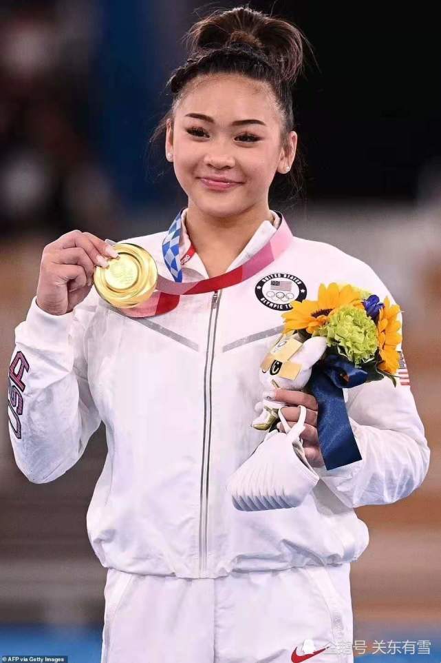 但是亚裔小将苏妮莎.李(sunisa lee)却在聚光灯下扛起争夺奖牌的重任.