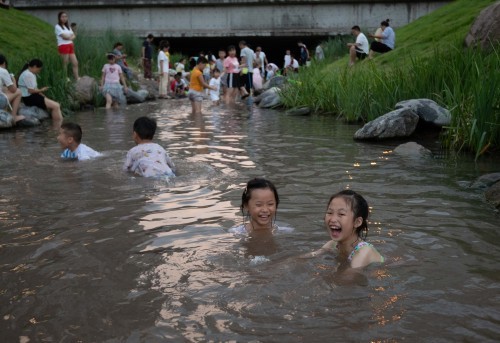 夏日村娃戏水图片