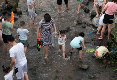 南岸昔日臭水沟变身夏趣戏水地