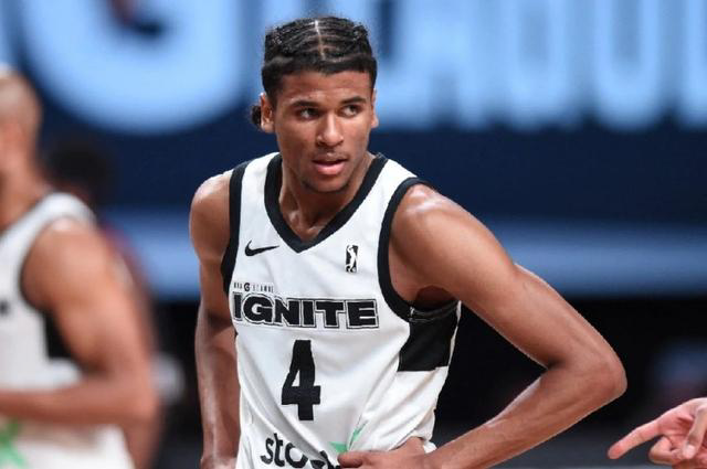 坎宁安出生于2001年9月25日,身高2米03,臂展达到2米13,体重100千克,司