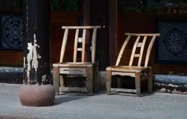 夜里躺在老屋前的竹椅上乘凉 外婆摇着手编的蒲扇 温热的晚风流转