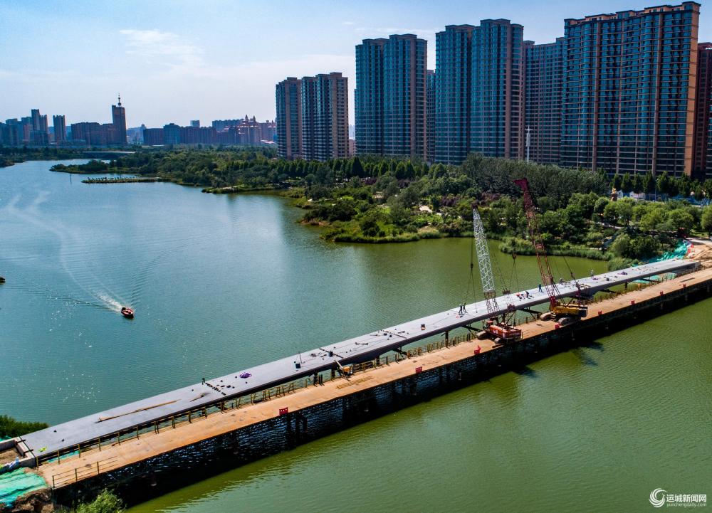 市区禹都公园湖面景观桥主桥面顺利合龙