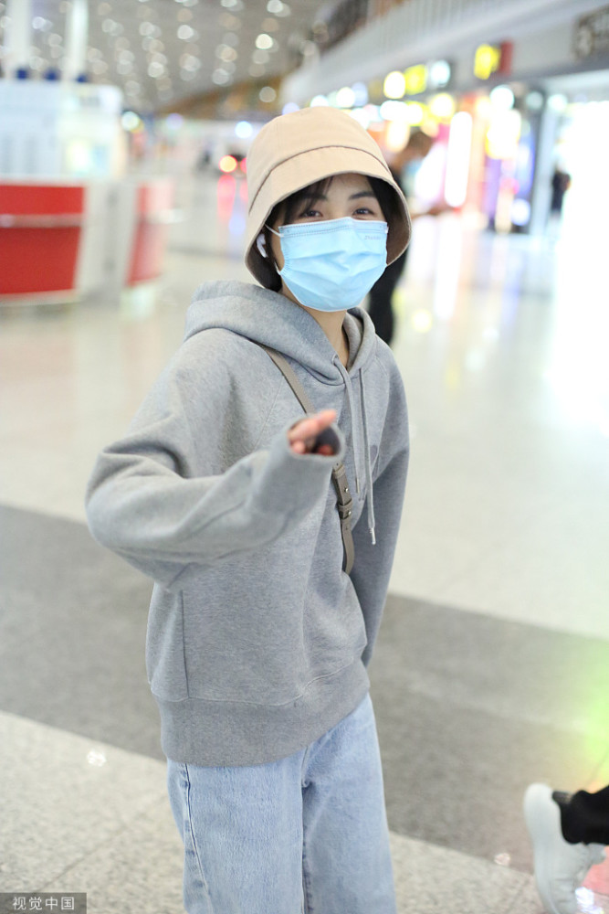 张子枫短发清秀戴耳机悠闲赶路渔夫帽搭卫衣笑眼盈盈可爱满分