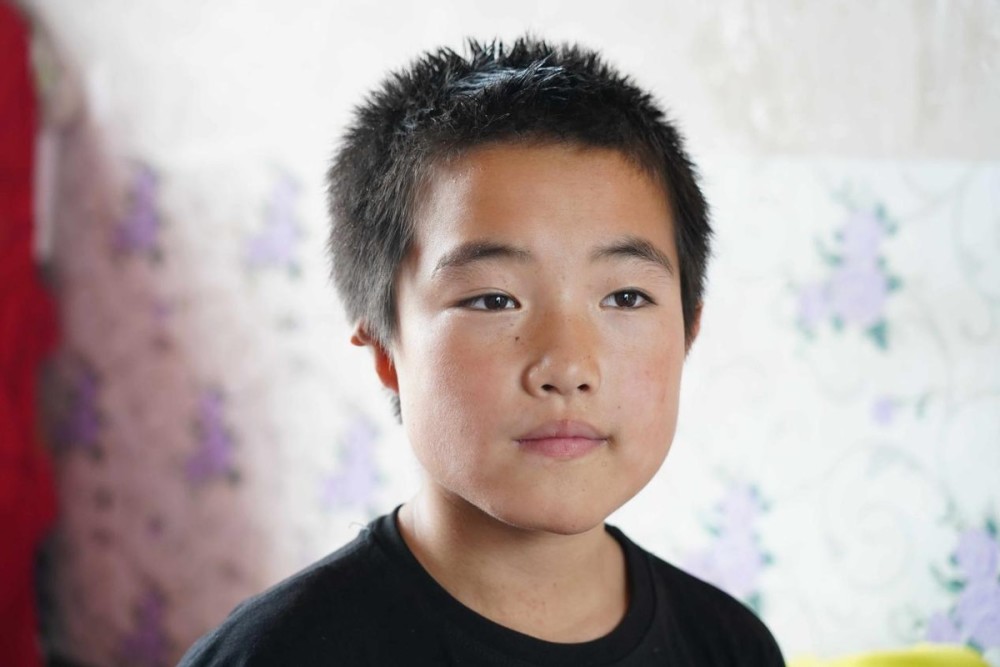 男孩爸爸病逝后被妈妈抛弃,姑妈拖着病体不顾反对将"孤儿"养大_腾讯