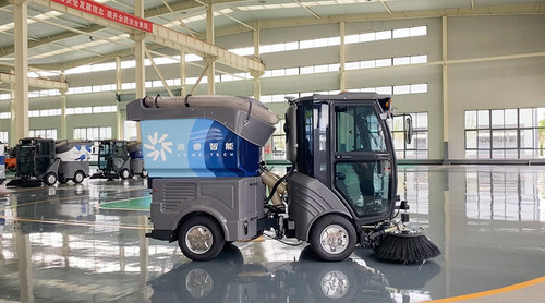 除可以对机器的行走功能进行精确控制外,还可以对清扫,洒水,垃圾倾倒