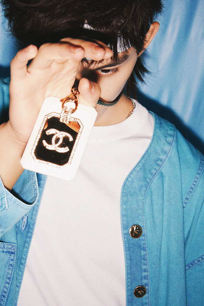 吴磊蓝色纯净大片清爽帅气酷炫狼尾造型搭发带化身热血动漫少年