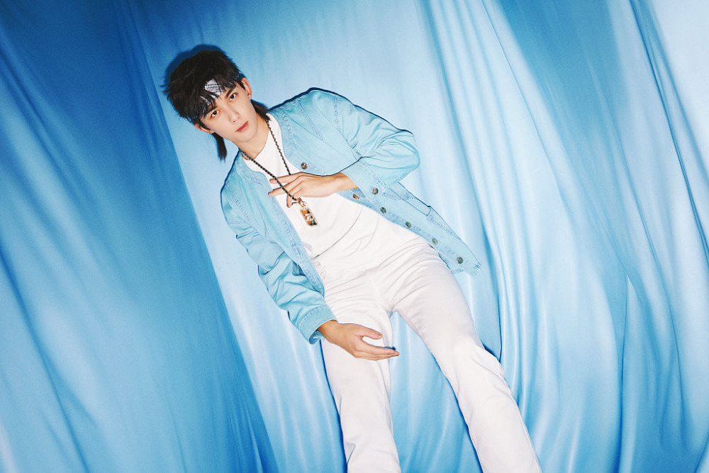 吴磊蓝色纯净大片清爽帅气酷炫狼尾造型搭发带化身热血动漫少年