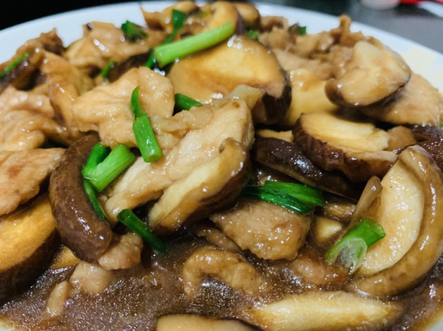 香菇与猪肉最配,简单一炒,营养加倍|香菇|猪肉|香菇炒肉片|猪油