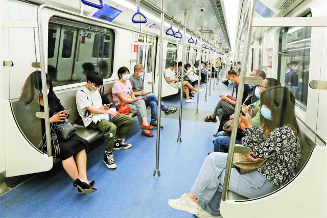 乘坐地铁出行的深圳市民. 资料图 深圳晚报记者 王新根 实习生 朱懿