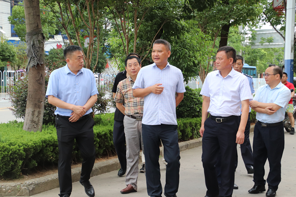 宿松县长曹晓革深入老城区调研