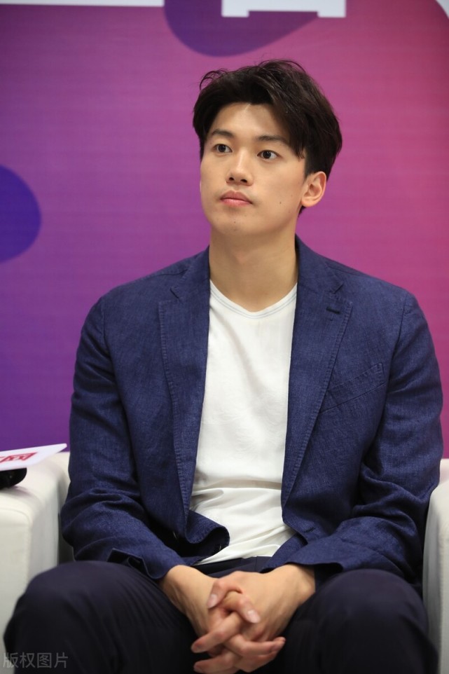 家人见证汪顺夺冠时刻!满屋子客人,亲戚:他每天都泡水池训练