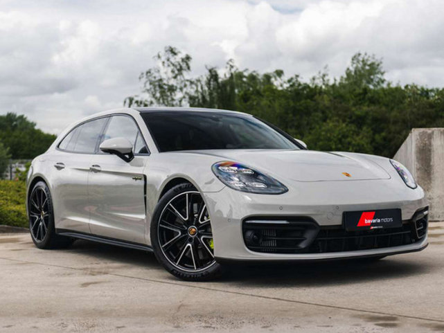 外观方面,该车延续了老款帕拉梅拉的设计风格,前脸部分中网采用贯穿